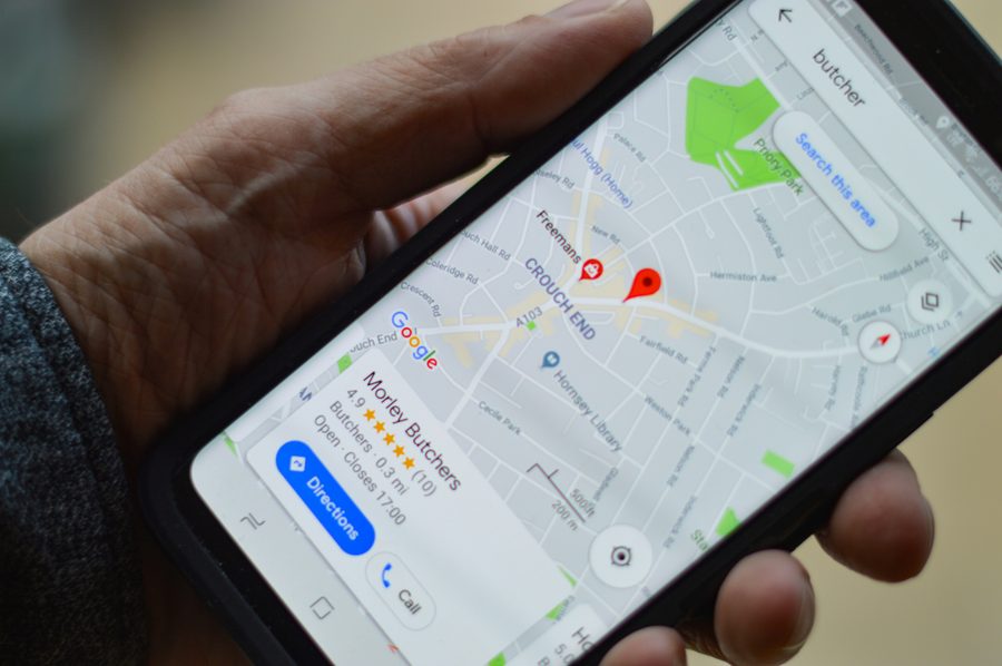 Wizytówka firmy w Mapach Google na ekranie telefonu